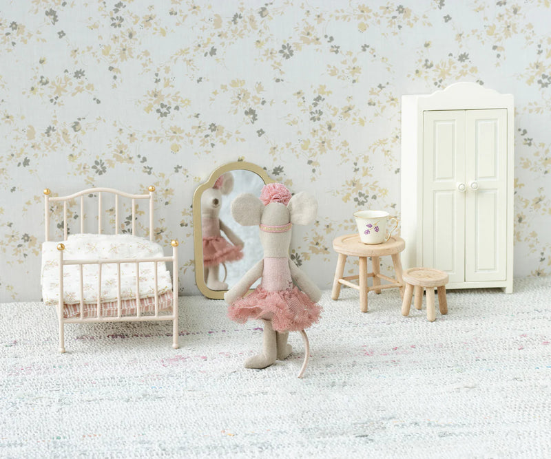 Vintage Bed, Mouse | Rose